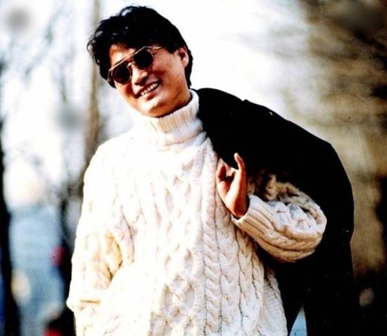 김현식은 90년 11월1일 32세라는 이른 나이에 자택인 서울특별시 용산구 동부이촌동 렉스아파트에서 간경화로 인해 젊은 나이에 세상을 떠났다. /온라인커뮤니티