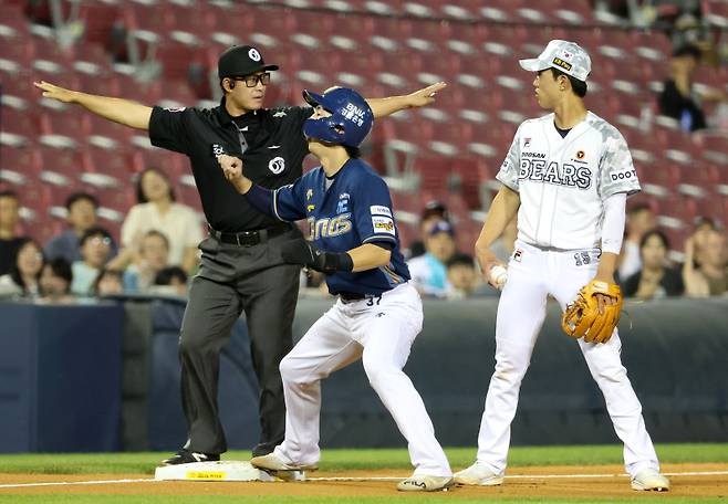 2024 KBO리그 프로야구 NC다이노스와 두산베어스의 경기가 19일 오후 서울 잠실야구장에서 열렸다. 6회초 1사 1,2루 권희동의 내야뜬공을 유격수 박준영이 잡다 놓치자 인필드플라이아웃 선언된 줄 몰랐던 3루수 전민재가 2루주자 박건우를 태그하지 않아 3루로 진루하자 어리둥절하고 있다. 잠실=김민규 기자 mgkim1@edaily.co.kr /2024.06.19/