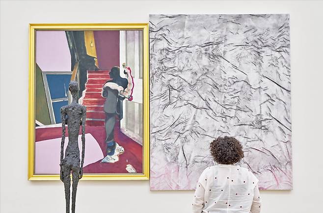 알베르토 자코메티의 대형 여성 조각 ‘Grand femmeⅢ’이 프랜시스 베이컨의 ‘조지 다이어를 기억하며’를 바라보며 서 있다. 베이컨의 작품은 그가 어린 나이에 세상을 떠난 여인을 기리는 3부작이다. 그 옆엔 이탈리아 추상화가 루돌프 스팅겔의 ‘무제’(2019)가 간격을 두지 않은 채 붙어 있다. Fondation Beyeler