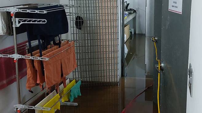 폭우로 침수된 제주도의 한 카페 지하 (사진=제주도 소방안전본부 제공, 연합뉴스)