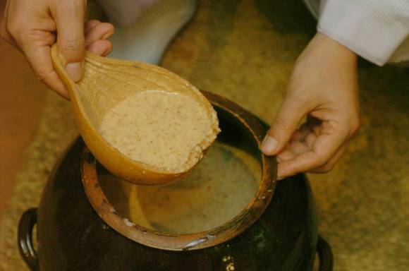 민속주 안동소주를 제조하는 모습. 안동소주는 맑고 깨끗한 물과 옥토에서 수확된 양질의 쌀을 가지고 누룩과 물로 빚어낸 증류식 전통 소주로서 은은한 향취에다 감칠맛이 그만이고 45도의 높은 도수에도 마신 뒤 담백하고 은은한 향과 감칠맛이 난다.서울신문 DB.