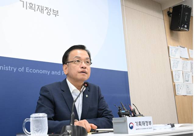 최상목 부총리 겸 기획재정부 장관이 지난 17일 정부 세종청사에서 출입기자 월례간담회를 갖고 기자질문에 답변하고 있다. /사진=기재부