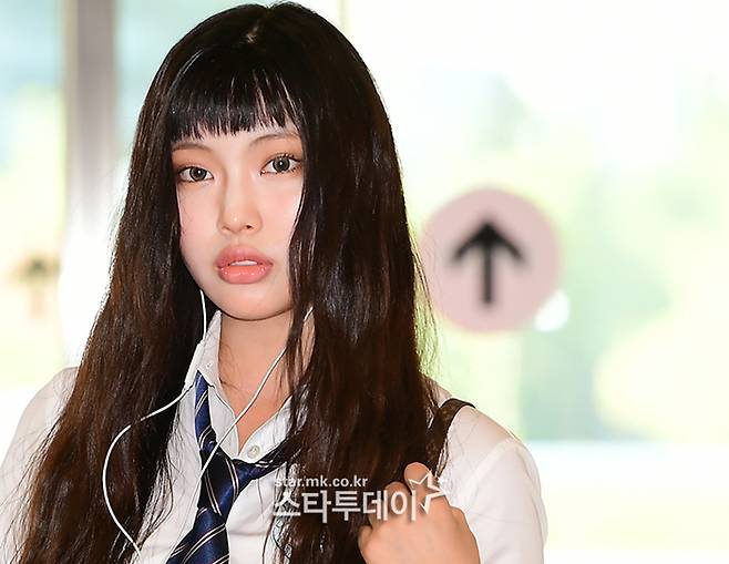 일본 일정을 위해 출국하는 뉴진스 혜인. 사진ㅣ강영국 기자