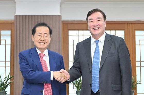 지난달 31일 홍준표 대구시장은 싱하이밍 주한 중국대사와의 접견에서 2027년에 완공 예정인 대구대공원에 판다 한 쌍을 보내달라고 요청했다. 사진 대구시