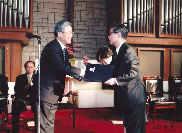 민경배(오른쪽) 박사가 2005년 연세대 국학연구원으로부터 용재학술상을 받는 모습. 민 박사 제공