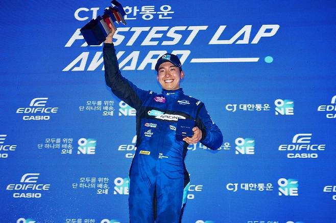 지난 15일 '패스티스트 랩 어워드'를 받고 환호하고 있는 이정우 선수. 올해 치러진 네 번의 대회에서 벌써 두 차례 '패스티스트 랩 어워드' 주인공이 됐다. 두꺼운 슈트가 땀에 젖어있다. /CJ대한통운