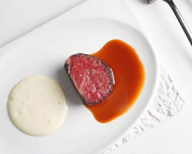 쵸이닷의 저녁 메인 코스 중 하나인 스테이크. /쵸이닷