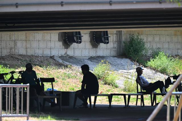 ▲ 춘천 공지천 산책로에서 시민들이 햇살을 피해 다리 밑에서 휴식을 하고 있다. 강원도민일보 자료사진