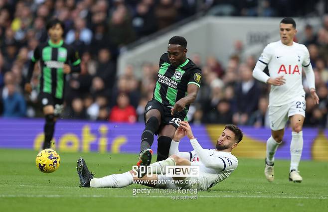 ▲ 영국 매체 '팀토크'는 21일(이하 한국시간) "벤탄쿠르가 엔제 포스테코글루 감독 체제에서 맹활약을 펼쳤음에도 이번 여름 이적 시장에서 팀을 옮길 수 있다"라고 보도했다. 매체에 따르면 "갈라타사라이는 벤탄쿠르 측과 만나 개인 조건에 대해 논의했다"라며 "우루과의 출신의 페르난도 무슬레라와 루카스 토레이라가 벤탄쿠르 영입에 도움을 줄 것이다"라고 언급했다.