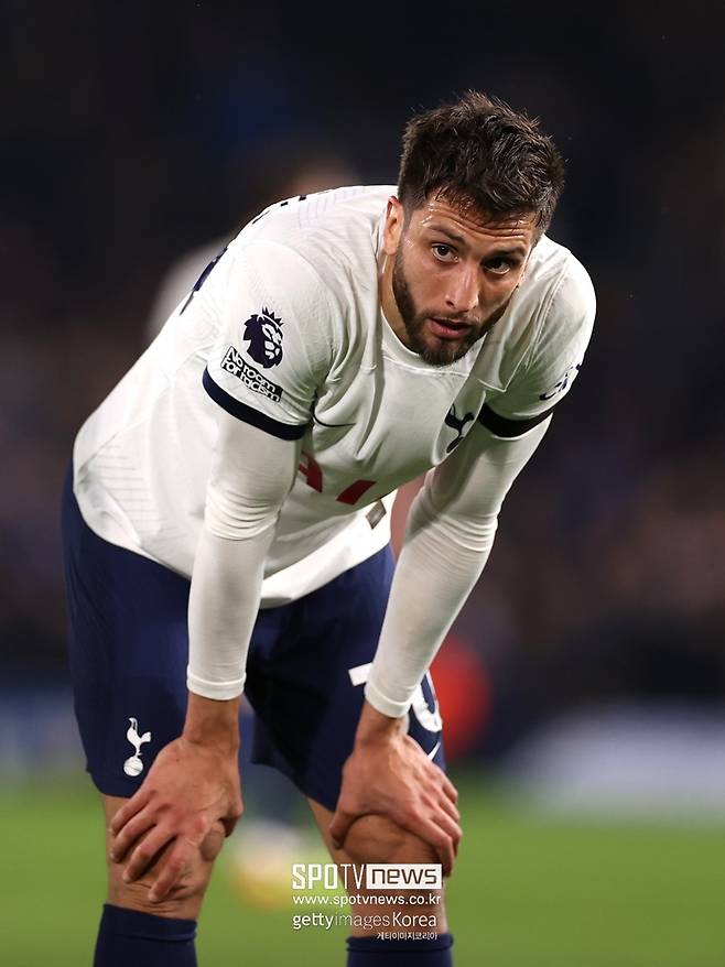 ▲ 로드리고 벤탄쿠르. 손흥민을 향한 인종차별 발언 후 두 번째 사과문을 올렸는데 이 역시 문제의 소지가 남아있다. 첫 번째 사과문에 이어 오히려 공식적으로 이야기를 할 때마다 논란이 커진다. 제대로 된 사과를 모르고 있는 분위기다.