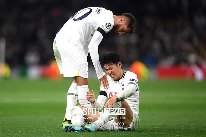 ▲ 벤탄쿠르가 손흥민을 향해 인종차별 발언을 했고, 사과에도 논란은 더 커졌다. 이후 손흥민이 용서했다는 SNS, 토트넘 구단 공식 반응까지 나왔지만 비난 여론은 여전히 거세다. 국내 언론뿐 아니라 이젠 영국 매체들까지 합세했다. 상황이 커지자 잉글랜드축구협회(FA)가 움직였다. 벤탄쿠르 징계를 구체적으로 논의 중이다.