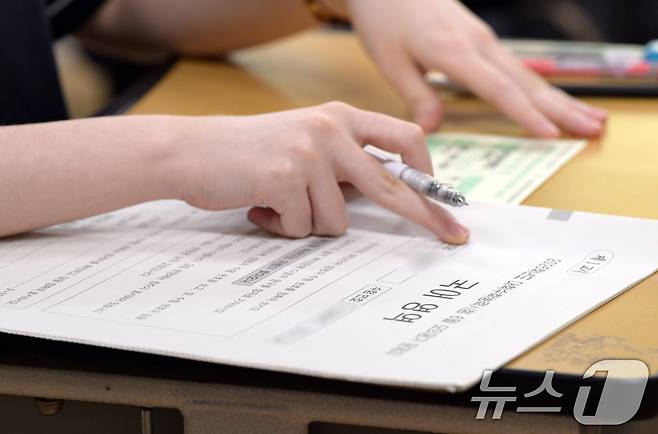 2025학년도 대학수학능력시험 6월 모의평가를 치르는 수험생. /뉴스1 ⓒ News1 사진공동취재단