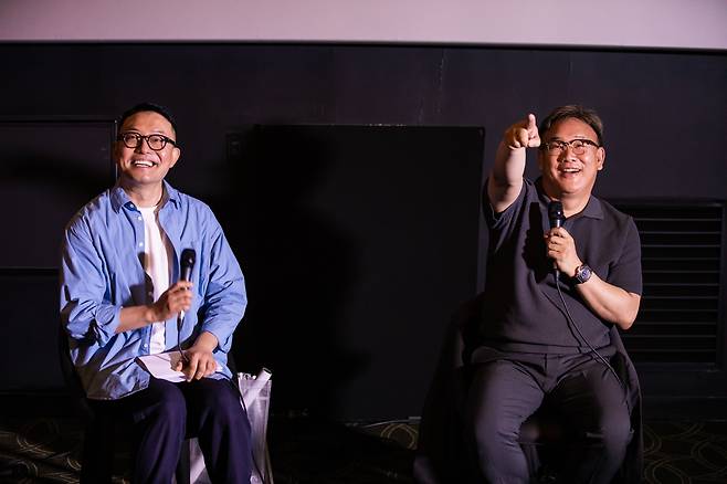 22일 제11회 춘천영화제 관객 대화 때의 김성수 감독(오른쪽)이 관객 중에 질문자를 지정하며 웃고 있네요. 왼쪽은 진행을 맡았던 주성철 씨네플레이 편집장입니다. /춘천영화제 사무국