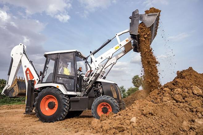 두산밥캣 미니 굴착기 '백호로더'. 사진=뉴시스