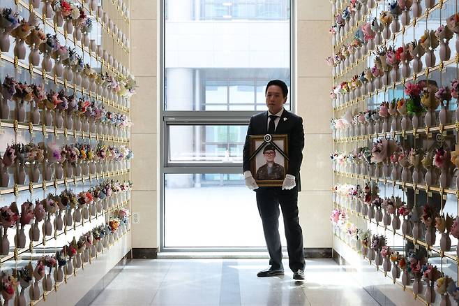 임태훈 군인권센터 소장이 봉안소에서 변 하사 영정사진을 들고 있다. 김혜윤 기자