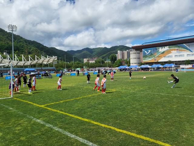 ▲ ‘2024 제4회 인제 내린천배 리틀k 전국 유소년 축구대회’가 22~23일 인제천연잔디구장 등 지역내 3개 구장에서 전국유소년축구 53개팀 1500여명이 참가한 가운데 열렸다. 김정호