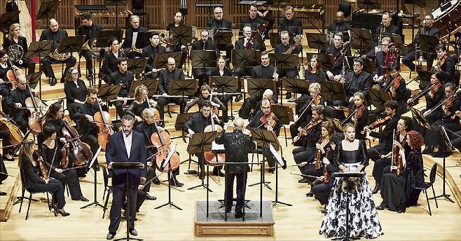 지난 19일 서울 송파구 롯데콘서트홀에서 열린 미국 뉴욕 메트로폴리탄 오페라 오케스트라 내한 공연에서 메조소프라노 엘리나 가랑차(오른쪽)와 베이스바리톤 크리스티안 반 혼(왼쪽)이 오페라 ‘푸른 수염의 성’을 부르고 있다. 롯데문화재단 제공