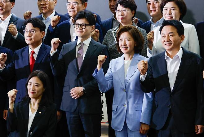 국민의힘 당대표 선거에 출사표를 던진 윤상현 의원(왼쪽부터), 한동훈 전 비상대책위원장, 나경원 의원, 원희룡 전 국토교통부 장관이 24일 오전 서울 여의도 국회의원회관에서 열린 국민의힘 초선의원 첫번째 공부모임 ‘헌법 제84조 논쟁, 피고인이 대통령 되면 재판이 중단되는가?’에서 기념 촬영하고 있다. / 사진=뉴스1