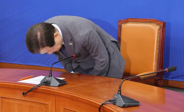 더불어민주당 이재명 대표가 24일 오전 국회에서 당대표직 사퇴 입장을 밝힌 뒤 인사하고 있다. 연합뉴스