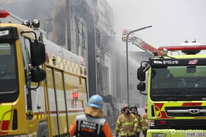 (화성=뉴스1) 김영운 기자 = 24일 경기 화성시에 위치한 일차전지 제조 공장에서 화재가 발생, 소방대원들이 화재를 진압하고 있다. 이 불로 현재까지 1명이 사망한 것으로 파악됐다. 다만 불이 날 당시 공장 내부에 다수 인원이 고립된 것으로 추정돼 피해가 더 늘어날 가능성도 있다고 소방 당국 설명이다. 2024.6.24/뉴스1 Copyright (C) 뉴스1. All rights reserved. 무단 전재 및 재배포, AI학습 이용 금지. /사진=(화성=뉴스1) 김영운 기자