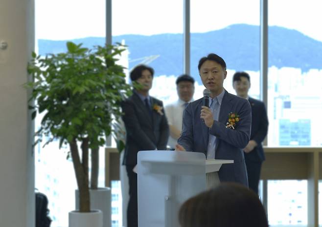 지난 21일 진행된 '원더 하이브 부산' 개소식에서 이은호 롯데손해보험 대표이사 사장이 인사말을 하고 있다./사진제공=롯데손보