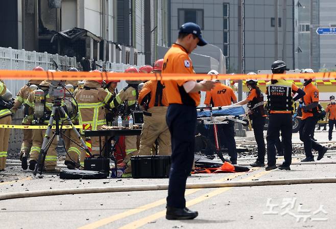 24일 경기도 화성시 서신면 소재 일차전지 제조 업체에서 발생한 화재 현장에서 소방관들이 인명 수색 및 구조를 준비하고 있다. 화성=황진환 기자