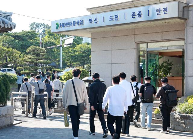 울산의 한 조선소에서 직원들이 출근하고 있다. 사진(울산)=김경택 기자