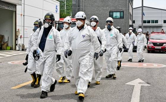 25일 경기 화성 일차전지 업체 아리셀 공장 화재 사고 현장에서 경찰과 소방, 국립과학사수연구원 등 유관기관 관계자들이 합동 감식을 하기 위해 이동하고 있다. 김종호 기자