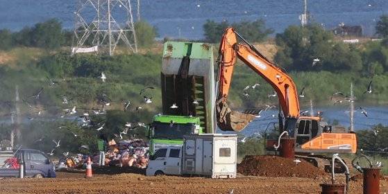 수도권 대체 매립지 3차 공모 마감일인 25일 오전 인천시 서구 수도권매립지 3-1매립장에서 쓰레기 매립 작업이 이뤄지고 있다. 연합뉴스