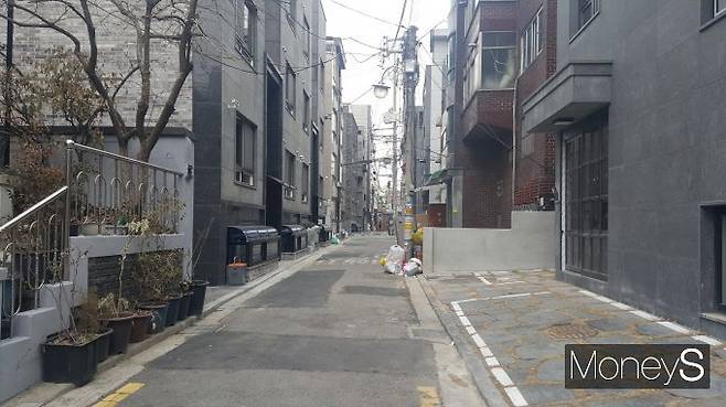 서울 원룸 평균 월세가 75만원… 전세 보증금은 2억1195만원으로 조사됐다. 사진은 서울시내 한 원룸 골목. 사진은 기사 내용과 관련 없음. /사진=김창성 기자