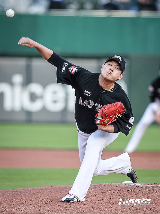 롯데 자이언츠 투수 나균안이 6월 25일 부산 사직야구장에서 열린 2024 신한 SOL Bank KBO리그 KIA 타이거즈와의 팀 간 9차전에 선발등판, 1⅔이닝 7피안타 1피홈런 6볼넷 2탈삼진 8실점으로 부진했다. 사진 롯데 자이언츠