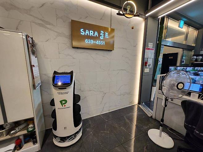 골프존파크 진천 사라스크린에 배치된 브이디컴퍼니 서빙로봇 / 출처=IT동아