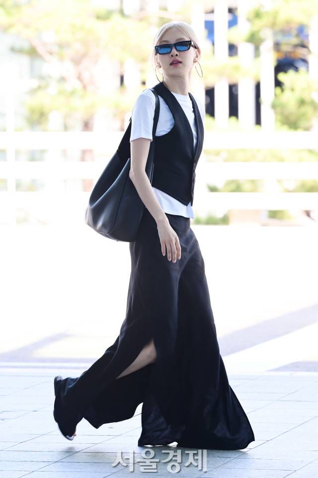 그룹 블랙핑크(BLACK PINK) 로제가 26일 오전 해외 일정 참석 차 인천국제공항 제2여객터미널을 통해 프랑스 파리로 출국하고 있다. 김규빈 기자 2024.06.26