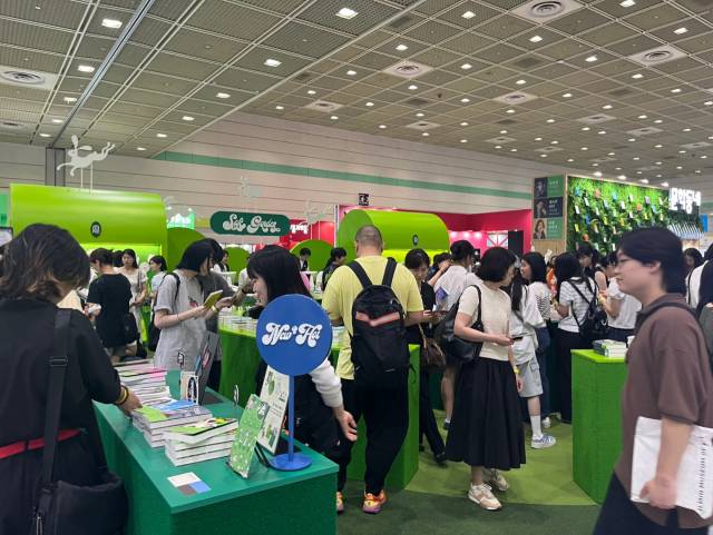 26일 서울 삼성동 코엑스에서 열린 서울국제도서전의 안전가옥 부스에 참가자들이 몰려 있다. /정혜진기자