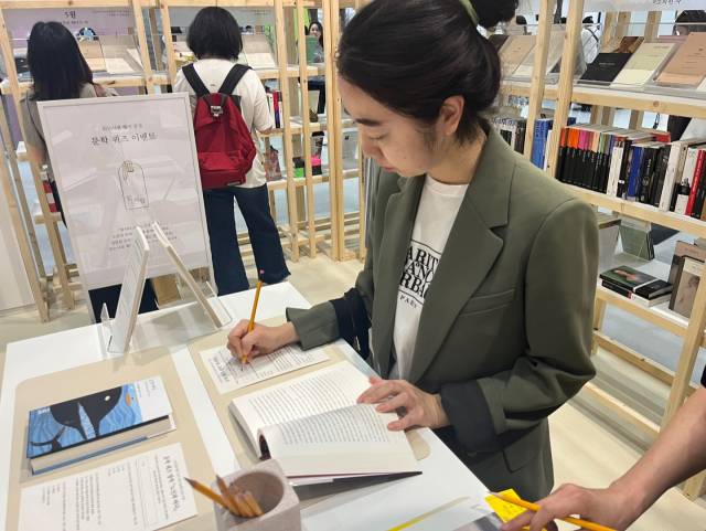 26일 서울국제도서전에서 기자가 문학 퀴즈를 풀고 있다. /정혜진기자