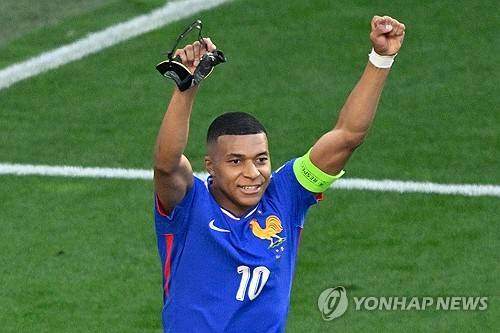 프랑스 축구대표팀을 이끄는 디디에 데샹 감독은 킬리안 음바페가 안면 보호용 마스크로 인해 경기를 치르는데 어려움을 겪고 있다고 밝혔다. 대한민국 축구대표팀 주장 손흥민도 과거 마스크를 쓰고 경기를 했기에 이에 대해 어려움을 토로한 적이 있다. 연합뉴스