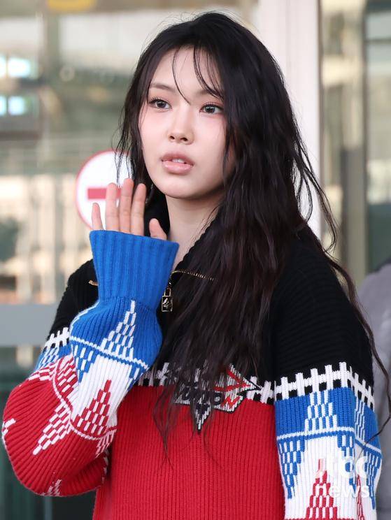 그룹 뉴진스 혜인이 4일 오전 파리패션위크 참석 차 인천국제공항을 통해 프랑스 파리로 출국했다. 박세완 엔터뉴스팀 기자 park.sewan@jtbc.co.kr (콘텐트비즈니스본부)