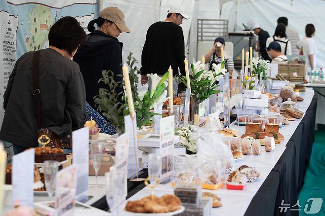 서울 송파구 가락몰에서 열린 빵 축제 '전국빵지자랑'을 찾은 시민들이 전국 대표 베이커리에서 가루쌀로 만든 빵 전시회를 둘러보고 있다. 2024.5.12/뉴스1 ⓒ News1 유승관 기자