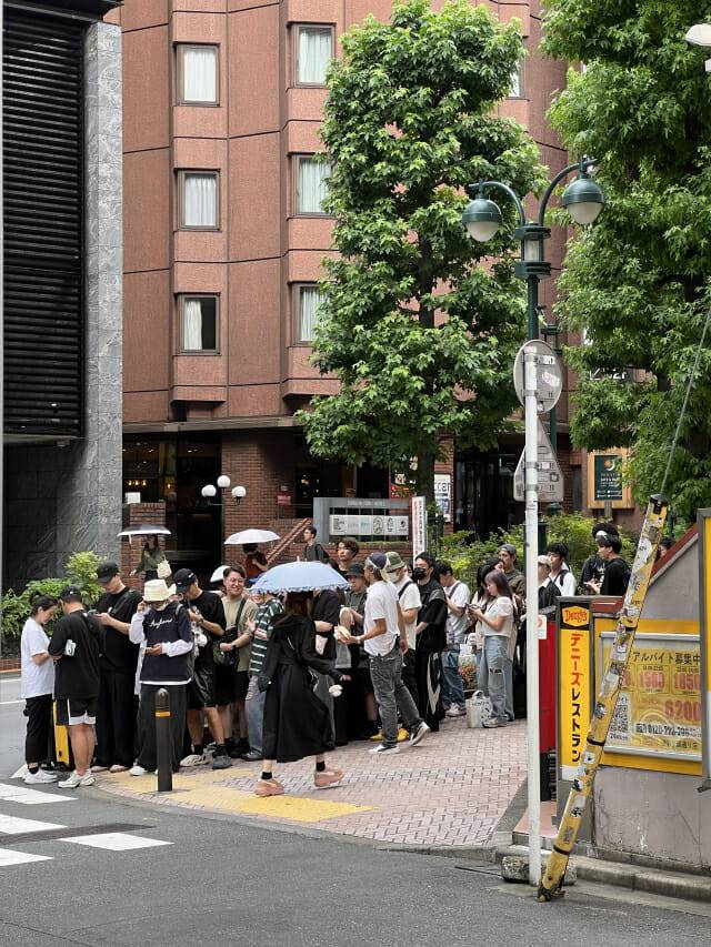 라인프렌즈 스퀘어 시부야 매장에 들어가기 위해 줄 선 팬들(사진=지디넷코리아)