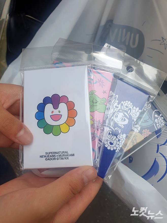 모에씨는 팝업 스토어에서 산 포토 카드 세트를 보여줬다. 김수정 기자