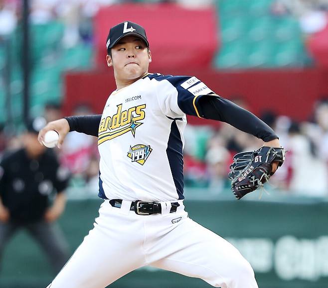 ▲ 단기 대체 외국인 선수로 합류해 기대 이상의 투구를 보이며 SSG를 고민에 빠뜨린 시라카와 케이쇼 ⓒSSG랜더스