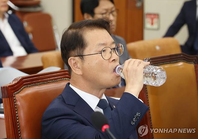 목 축이는 이정식 고용노동부 장관 (서울=연합뉴스) 김주형 기자 = 이정식 고용노동부 장관이 27일 오후 국회 환경노동위원회에서 열린 '노란봉투법'(노동조합법 개정안) 입법청문회에서 물을 마시고 있다. 2024.6.27 kjhpress@yna.co.kr
