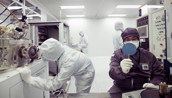 서울 관악구 서울대학교 반도체공동연구소에서 연구원들이 반도체 웨이퍼의 표면을 검사하고 있다. /뉴스1