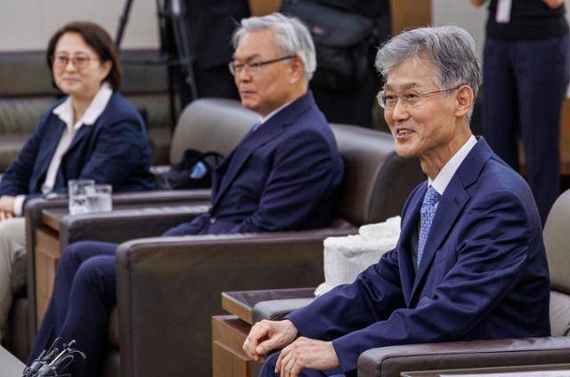 조희대(오른쪽) 대법원장이 13일 오후 서울 서초구 대법원에서 열린 대법관 추천위원회 회의에 참석해 인사말을 하고 있다. 연합뉴스