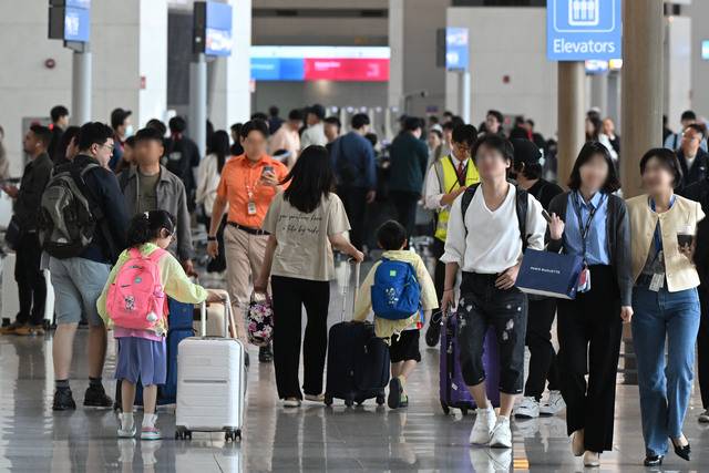 지난 5월 1일, 근로자의 날을 맞아 해외여행을 가려는 이용객들로 붐비는 인천국제공항. 윤웅 기자