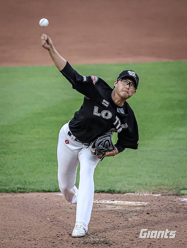 롯데 자이언츠 투수 박세웅이 27일 부산 사직야구장에서 열린 2024 신한 SOL Bank KBO리그 KIA 타이거즈와의 팀 간 11차전에 선발등판, 6이닝 5피안타 4볼넷 4탈삼진 1실점을 기록하며 팀의 11-2 대승을 견인했다. 사진 롯데 자이언츠