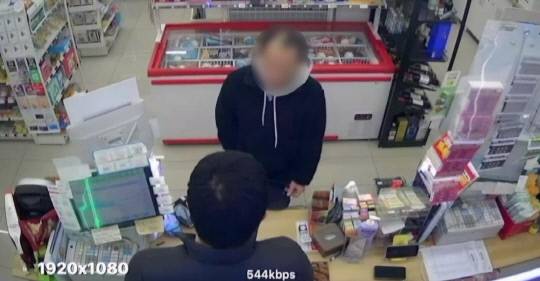 편의점주 A씨에게 담배를 구입하는 미성년 B씨의 모습. 연합뉴스