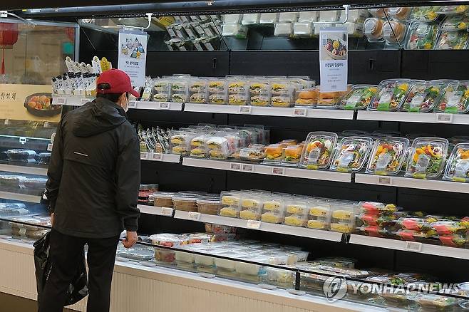 런치플레이션에 대형마트 간편식사 매출 '쑥' (서울=연합뉴스) 류효림 기자 = 고물가로 '런치플레이션'(점심값 인플레이션)에 시달리는 직장인들이 늘면서 식당보다 가격이 저렴한 인근 대형마트 김밥이나 샌드위치를 찾는 발길이 많아지고 있다. 7일 유통업계에 따르면 지난 1∼5월 이마트의 김밥, 샌드위치 등 간편식사류 매출은 지난해 같은 기간보다 12% 증가했다. 사진은 이날 서울 영등포구 이마트 영등포점에 간편식 판매대 모습. 2024.6.7 ryousanta@yna.co.kr