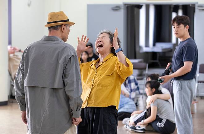 2024년 6월 25일 서울 구기동 이북5도청에 마련된 연습실에서 배우들과 연기하고 있는 고두심. 그는 "백번이고 천번이고 연습을 실전처럼 한다"고 말했다. /김지호 기자