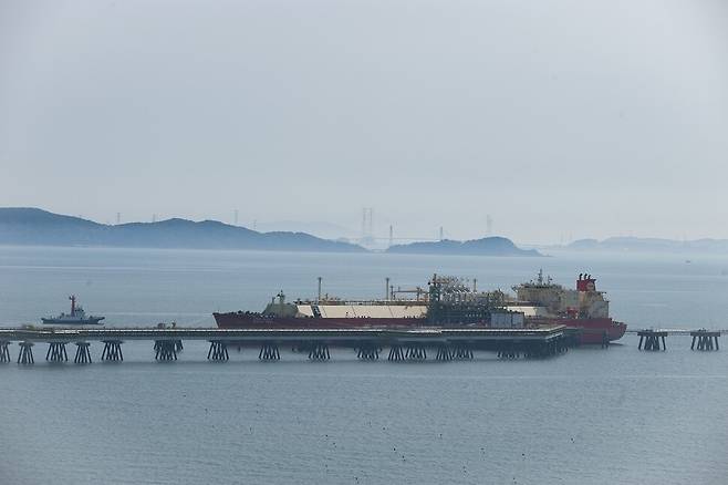 인천LNG기지 부두에 정박 중인 선박. 한국가스공사 제공